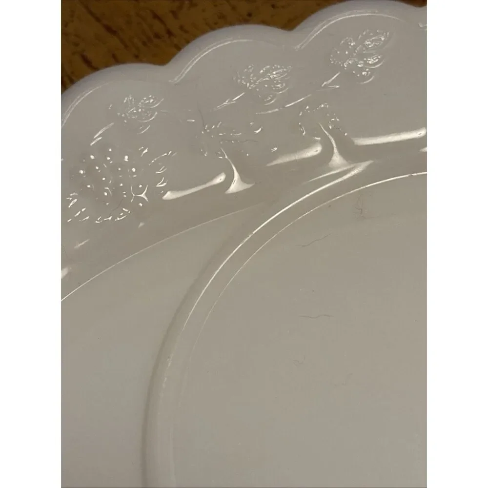 VINTAGE WESTMORELAND WHITE MILK GLASS PANELED GRAPE SAUCER/PLATTER‎